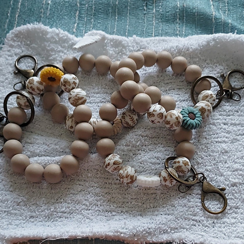 Beadedlot floral key chain - key,